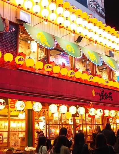 Nombreux restaurants aux lumières électriques spectaculaires.