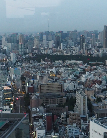 À Tokyo, les immeubles et les parcs coexistent.