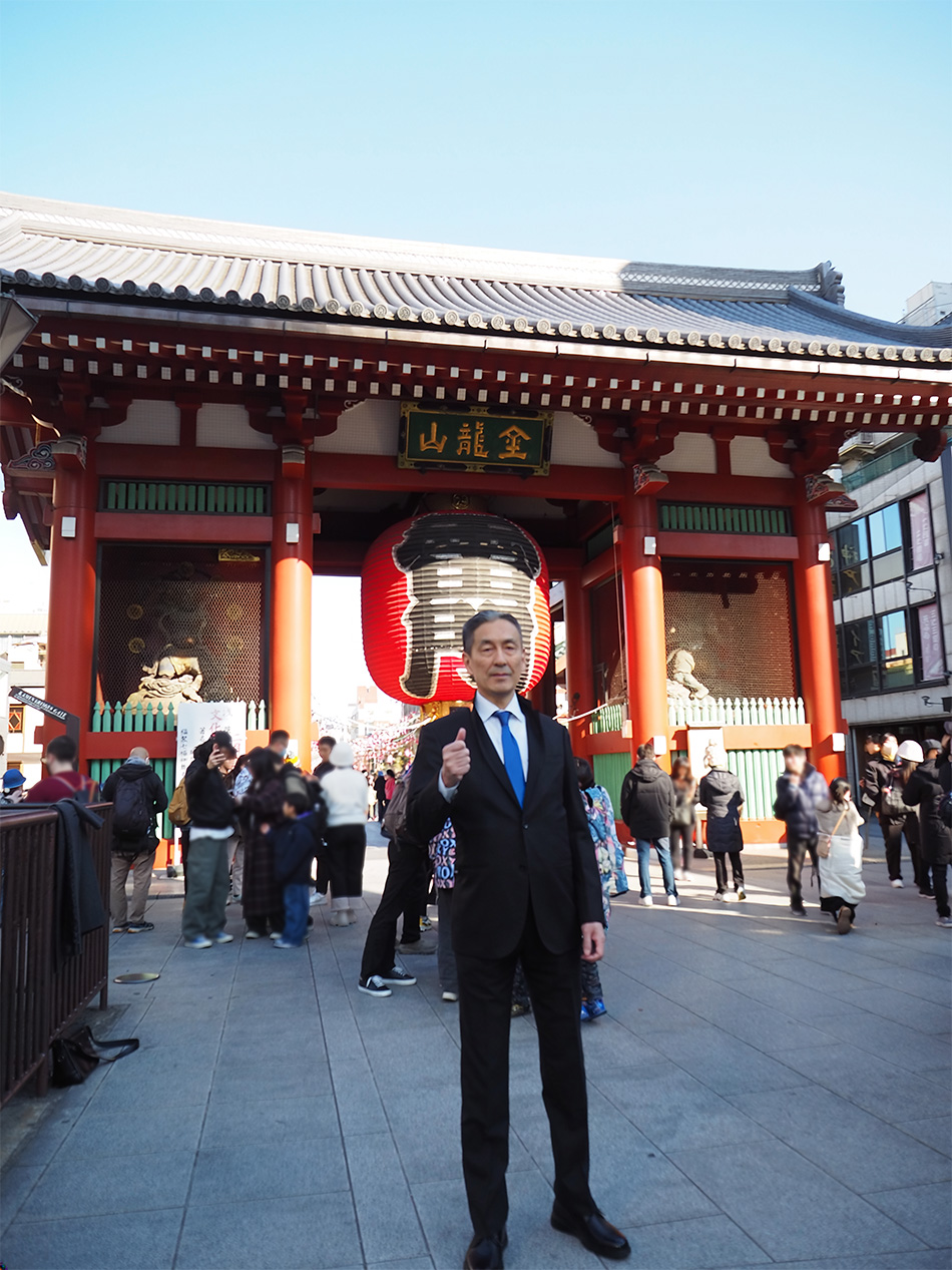 Atsushi Sato devant la porte Kaminarimon à Asakusa, Tokyo